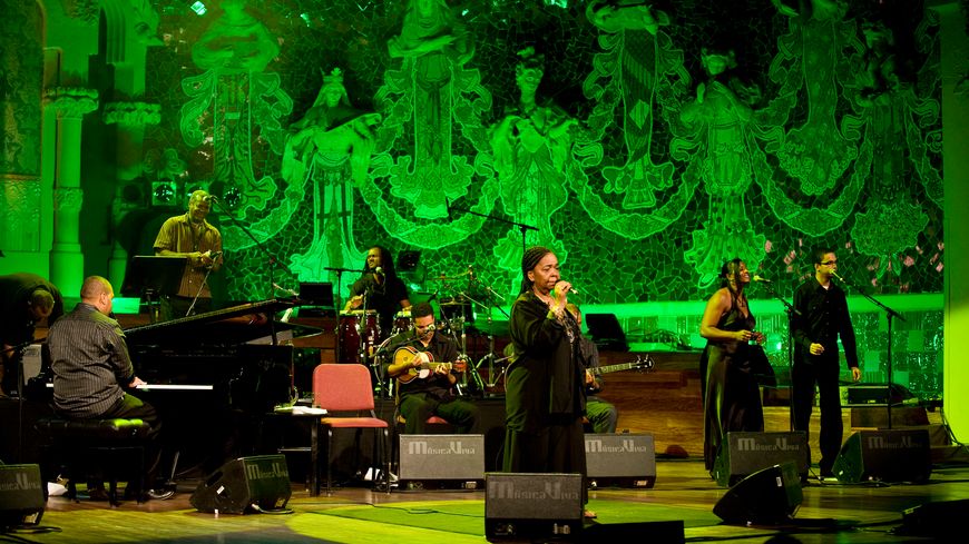 Cesaria Evora, sur la scène du Festival de guitare au Palau de la Música, le 7 mai 2010 à Barcelone (Espagne)