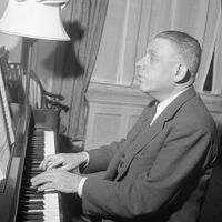 Le compositeur et pianiste Francis Poulenc dans les années 50.