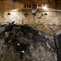 Déblaiement des débris de la charpente présents sur l’extrados des voûtes hautes de la cathédrale par un cordiste (dans le chœur).