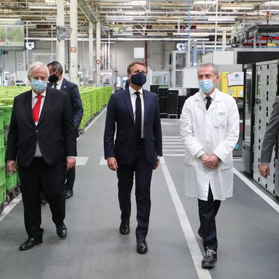 Le président Macron en visite dans une usine de Valeo, à Etaples, le 26 mai 2020.