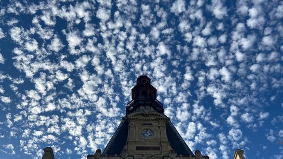 Au pied de la Mairie avec un beau ciel