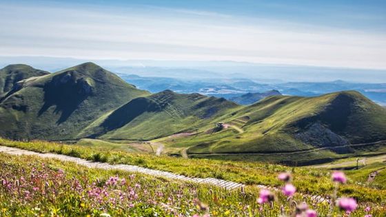 Le Parc naturel des Volcans d'Auvergne : l’Artense, le Cézallier, les monts du Cantal, les monts Dôme, les monts Dore. - Région Auvergne-Rhône-Alpes