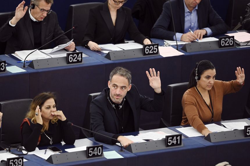 Le député européen Raphaël Glucksmann, au centre, au Parlement européen, le 28 novembre 2019 à Strasbourg.