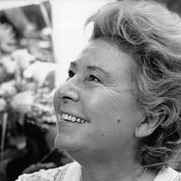 Légende : Christa Ludwig*16.03.1928-Sängerin, Opernsängerin, Din ihrer Garderobe nach demAbschiedskonzert an der Deutschen OperBerlin