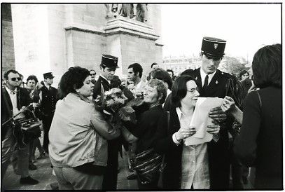 Cathy Bernheim (à gauche), Christiane Rochefort, Janine Sert à l’Arc de Triomphe, le 26 août 1970