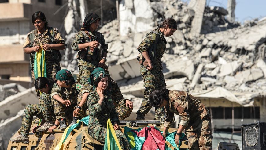 Des combattantes kurdes des Forces démocratiques syriennes (FDS) se rassemblent lors d'une célébration sur la place emblématique Al-Naim à Raqqa le 19 octobre 2017, après avoir repris la ville aux combattants du groupe État islamique (EI).