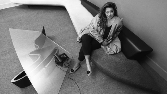 L'architecte iraquienne Zaha Hadid (1950-2016) dans son bureau de Londres vers 1985 ©Getty - Christopher Pillitz
