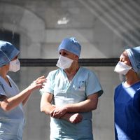 Des soignants de l'hôpital Tenon à Paris, en mars 2020.