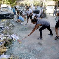 Des libanais nettoient les rues de Beyrouth le 06 août 2020