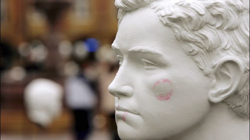 Pour le 150ème anniversaire de la naissance d'Arthur Rimbaud en 2004, l'artiste allemand Ottmar Horl a créé une installation à partir de 800 bustes du poète à Charleville-Mézières.