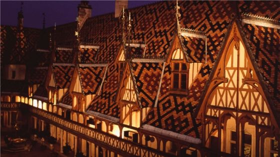 La coure et la toiture en tuiles vernissées des Hospices de Beaune, en Côte-d'Or ©Getty - Dominique REPERANT/Gamma-Rapho via Getty Images