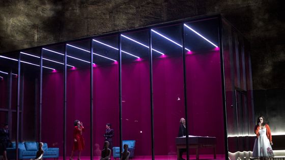 Tanja Ariane Baumgartner (Klytämnestra) avec Ausrine Stundyte (Elektra) et le Chœur dans Elektra - SF / Bernd Uhlig