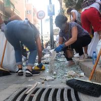 Des volontaires nettoient le quartier de Gemmayze, voisin du port.