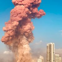 La couleur orange de la fumée est due à l'oxyde et au dioxyde d'azote, des polluants atmosphériques.