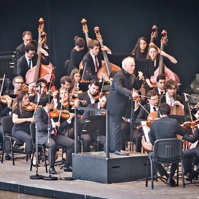 Daniel Barenboim à la tête du West-Eastern Divan Orchestra en 2019*