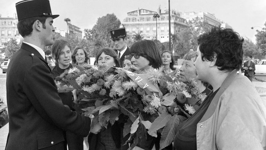 Le 26 août 1970, neuf féministes sont arrêtées alors qu'elles veulent déposer une gerbe de fleurs pour la femme du Soldat inconnu sous l'Arc de Triomphe. Cathy Bernheim, que nous avons interrogée, est à droite de la photo.