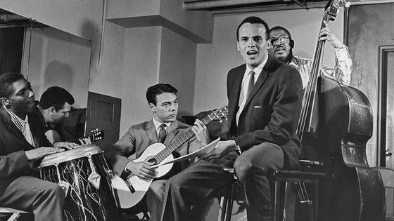 L'acteur et chanteur américain Harry Belafonte sur scène vers 1960 ©Getty - Archive Photos/Getty Images