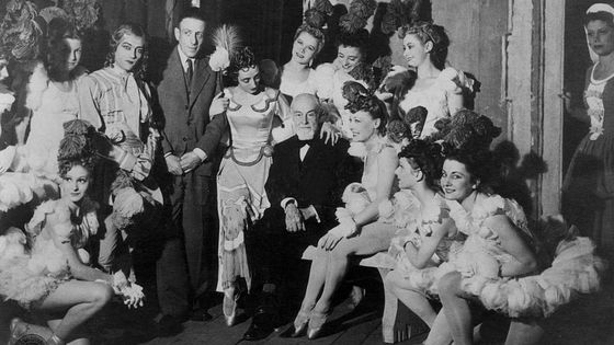 Novembre 1922 : L'équipe des "Animaux modèles" de Francis Poulenc, Jacques Rouché (directeur de l'opéra), avec Poulenc entre les danseurs Serge Lifar et Suzanne Lorcia ©Getty - Apic/Getty Images