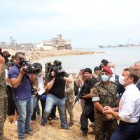En visite à Beyrouth, Emmanuel Macron s'est engagé à demander aux responsables "de procéder à des réformes (...) de changer le système, d'arrêter la division du Liban, de lutter contre la corruption".