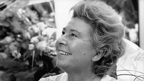 Christa Ludwig*16.03.1928-Sängerin, Opernsängerin, Din ihrer Garderobe nach demAbschiedskonzert an der Deutschen OperBerlin - Archie Kent/ullstein bild