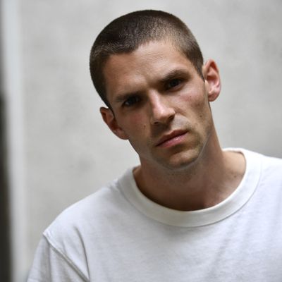 Le chanteur de Rap Hervé à la croisée de la chanson française et de l'électro