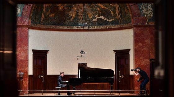 Le pianiste Stephen Hough répète devant un Wigmore Hall vide en mai 2020 ©AFP - Ben Stansall