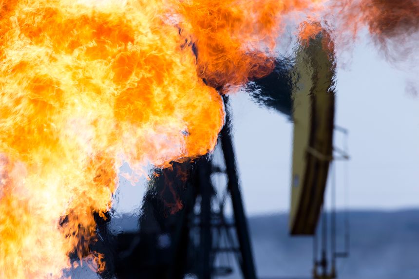 Torche de gaz méthane et vérin de pompe sur un puits de pétrole dans les champs pétrolifères de Bakken (Dakota du Nord)