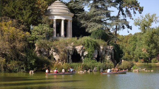 Observer la nuit tomber dans le bois de Vincennes, c’est ce que proposaient les artistes Johnny Lebigot, Corine Miret et Stéphane Olry. ©AFP