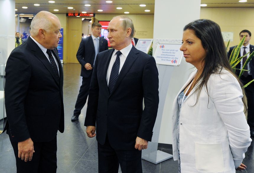 Moscou, le 7 juin 2016. Le président russe Vladimir Poutine visite les locaux de Rossia Sevodnia, l'agence de presse officielle du gouvernement russe, aux côtés de son directeur Dmitri Kisselev et de sa rédactrice en chef Margarita Simonian.