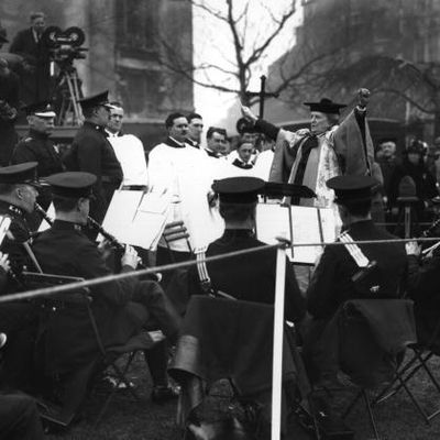 La compositrice britannique Ethel Smyth dirigeant l’orchestre de la police, à Londres en 1930