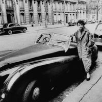 Françoise Sagan accoudée à l'un de ses "bons plaisirs" : sa voiture Jaguar.