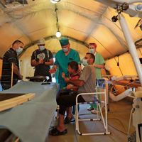Des secours russes auscultent un enfant, à Beyrouth, le 6 août 2020.
