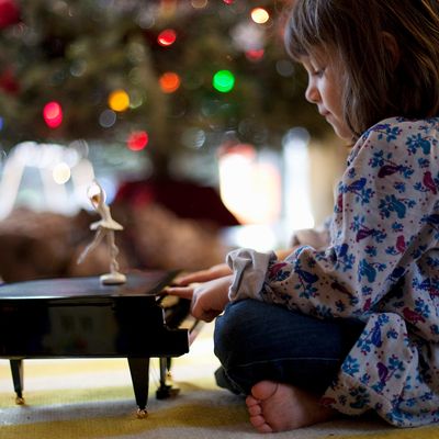 Petite fille jouant un piano jouet