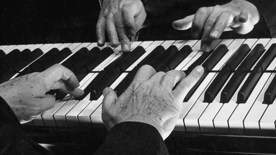 Les mains du pianiste Josef Hofmann dans le reflet de son piano - Getty
