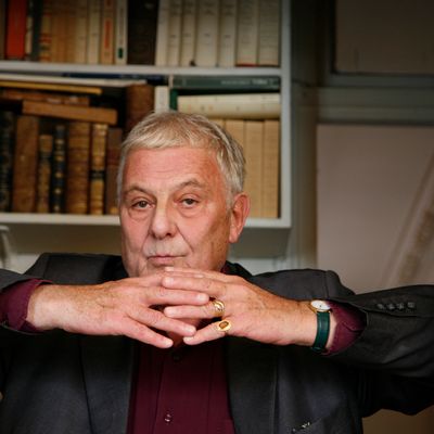 Philippe Sollers chez lui à Paris. Photo non datée.