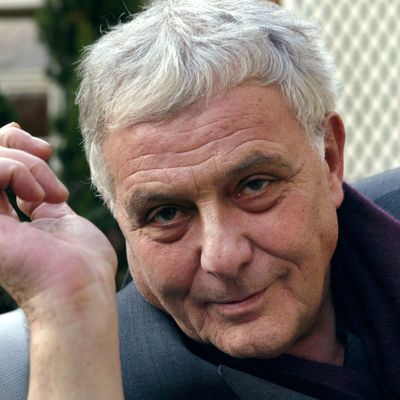 Philippe Sollers, le 6 février 2002 à Paris dans le jardin de son éditeur, Gallimard.