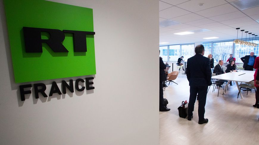 Le ministre des Affaires étrangères russe Sergei Lavrov visite les locaux de RT France à Paris le 27 novembre 2018. La chaîne de télévision a été créée en décembre 2017.