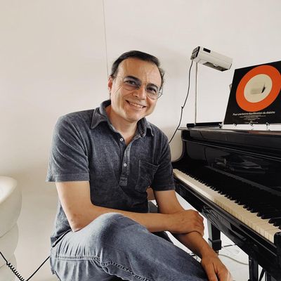 Bertrand Burgalat, musicien, compositeur, arrangeur et fondateur du label Tricatel