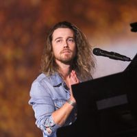 Julien Doré, auteur-compositeur-interprète, pendant les Victoires de la Musique au Zénith le 10 février 2017 à Paris.