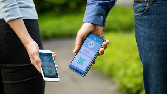 Les applications de « contact tracing » ont été développées dans de nombreux pays du monde : utilisées comme des outils par les gouvernements pour endiguer l’épidémie du covid-19, elles font l’objet de nombreuses critiques. ©Getty - Luis Alvarez