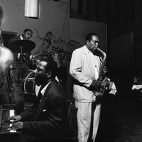 Charles Mingus (basse), Roy Haynes (batterie), Thelonious Monk (piano) et Charlie Parker (saxophone) à l'Open Door de New York, en septembre 1953.