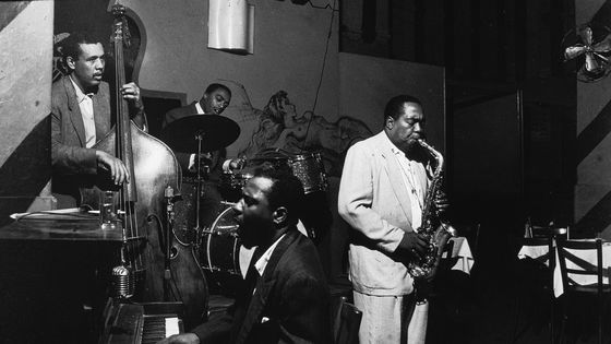 Charles Mingus (basse), Roy Haynes (batterie), Thelonious Monk (piano) et Charlie Parker (saxophone) à l'Open Door de New York, en septembre 1953. ©Getty - Bob Parent