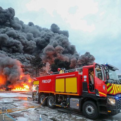 Cette photographie prise et publiée par le Service Départemental d'incendie et de secours (SDIS) le 26 septembre 2019 montre des pompiers sur les lieux d'un incendie dans une usine Lubrizol à Rouen.