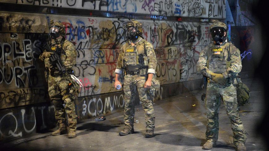 Au nom de la lutte contre le crime et le trafic de stupéfiants, les forces de l’ordre ont vu leur budget et leurs équipements gonfler avec une tendance à la militarisation.