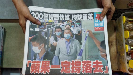 Le 11 août 2020, au lendemain de l'arrestation du magnat des médias pro-démocratie Jimmy Lai par la police, les Hongkongais ont fait la queue pour s'emparer des exemplaires du journal Apple Daily ©AFP - YAN ZHAO / AFP