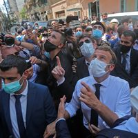 Emmanuel Macron en visite à Beyrouth, dans le quartier de Gemmayzeh