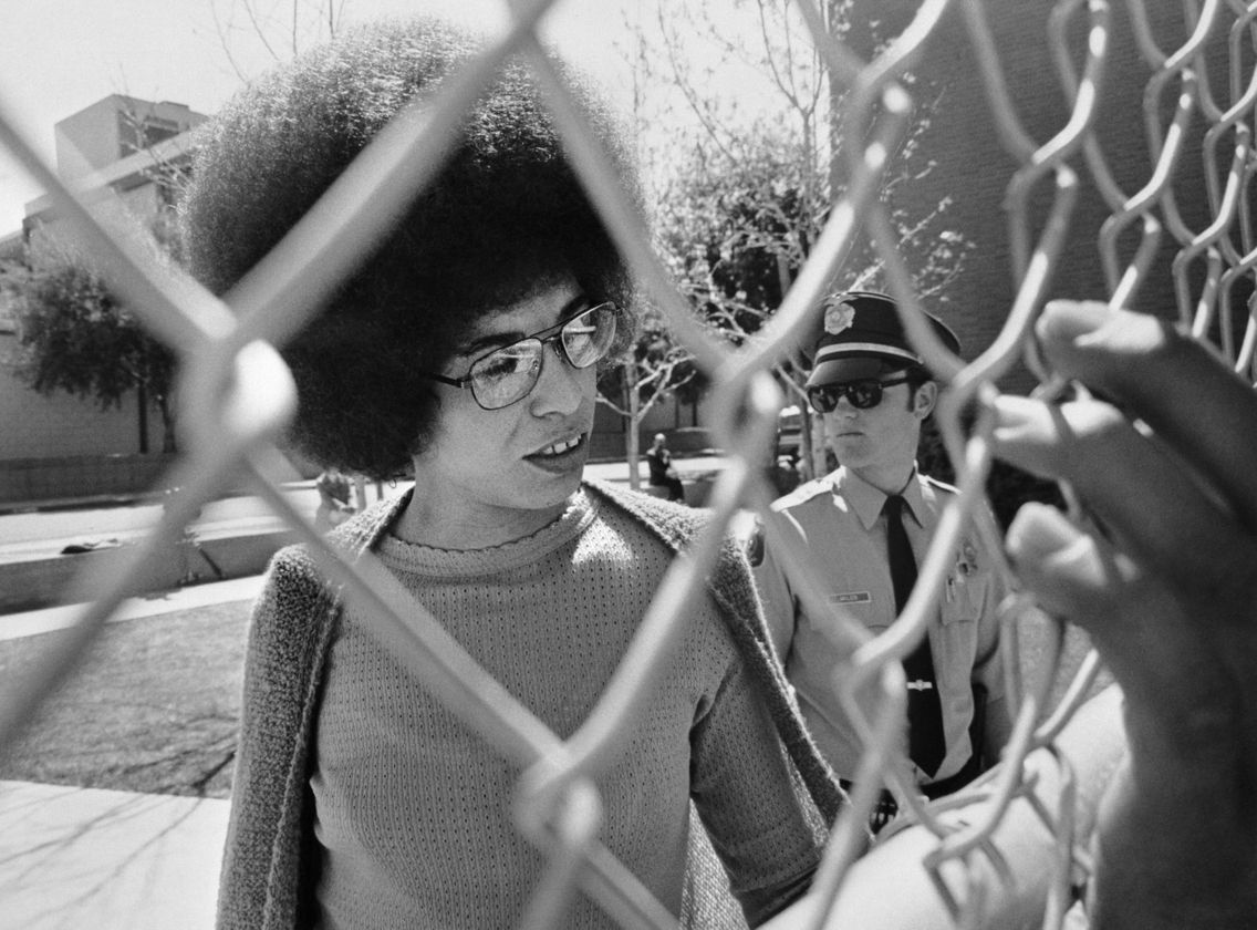 Avril 1972, Sans José, Californie, Angela Davis arrive au tribunal pour son procès