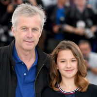 En 2019, au Festival de Cannes, le réalisateur français, Bruno Dumont, et la jeune comédienne, Lise Leplat Prudhomme, se retrouvent pour célébrer le film « Jeanne », avec un Prix et cinq nominations