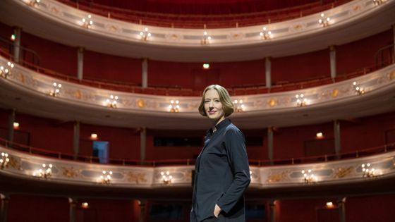 la chef Joana Mallwitz directrice musicale du Théatre d'Etat de Nuremberg ©Getty - Daniel Karmann/picture alliance via Getty Images