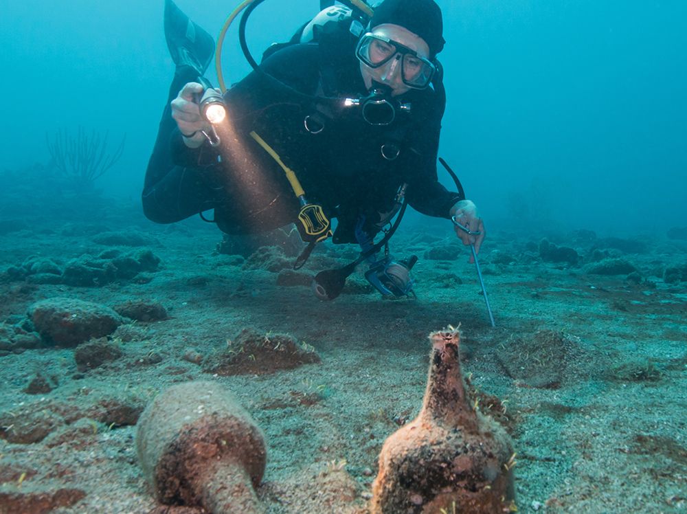 A La Decouverte De L Archeologie Sous Marine Avec Michel L Hour